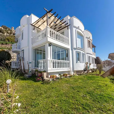 Invigorating Villa With Impressive Sea View In Yalikavak, Bodrum Appartement *